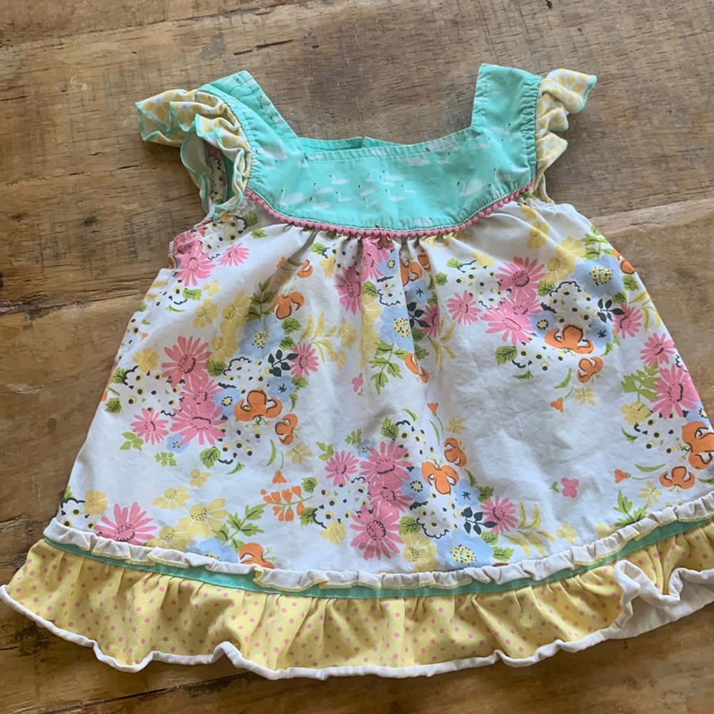 Matilda Jane Size 6 floral top with swans